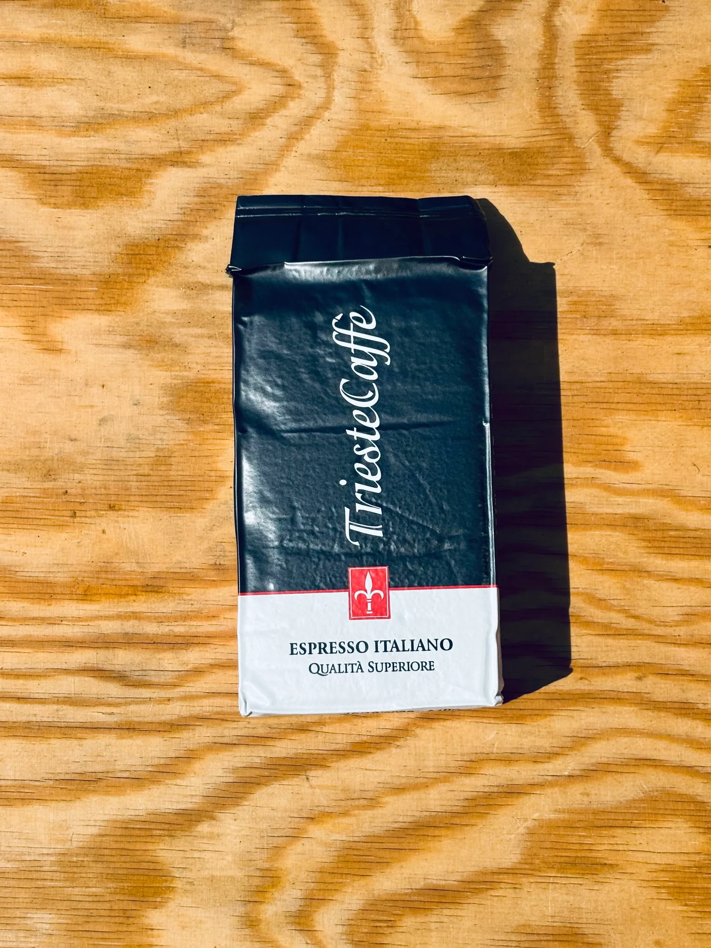 Kawa mielona Delicato w czarno-białym opakowaniu